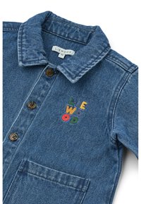Jeans jakna z modrim pranjem, z izpopolnjenim ovratnikom, rjavimi gumbi in večbarvnimi vezenimi črkami "LIEWOOD". Ena sprednja žep.