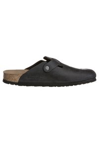 Schwarze Clogs aus glattem Leder mit einem Korkfußbett, ausgestattet mit einer seitlichen Schnalle und einer strukturierten Gummisohle. Einfaches Design ohne zusätzliche Muster.