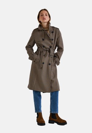 Manteau en motif tartan marron et noir, avec des boutons à double boutonnage, une ceinture à la taille et un col classique.