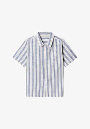 Chemise à manches courtes à boutons, rayée verticalement en bleu et blanc, col pointu et poche poitrine sur fond blanc.