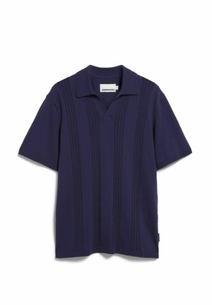 Marineblaues, kurzärmeliges, gestricktes Poloshirt mit dezenten vertikalen Strukturstreifen und offenem Kragen, mit dem Etikett "ARMEDANGELS".