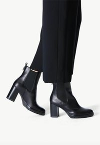 Tamaris CHELSEA - Stivaletti con plateau - black