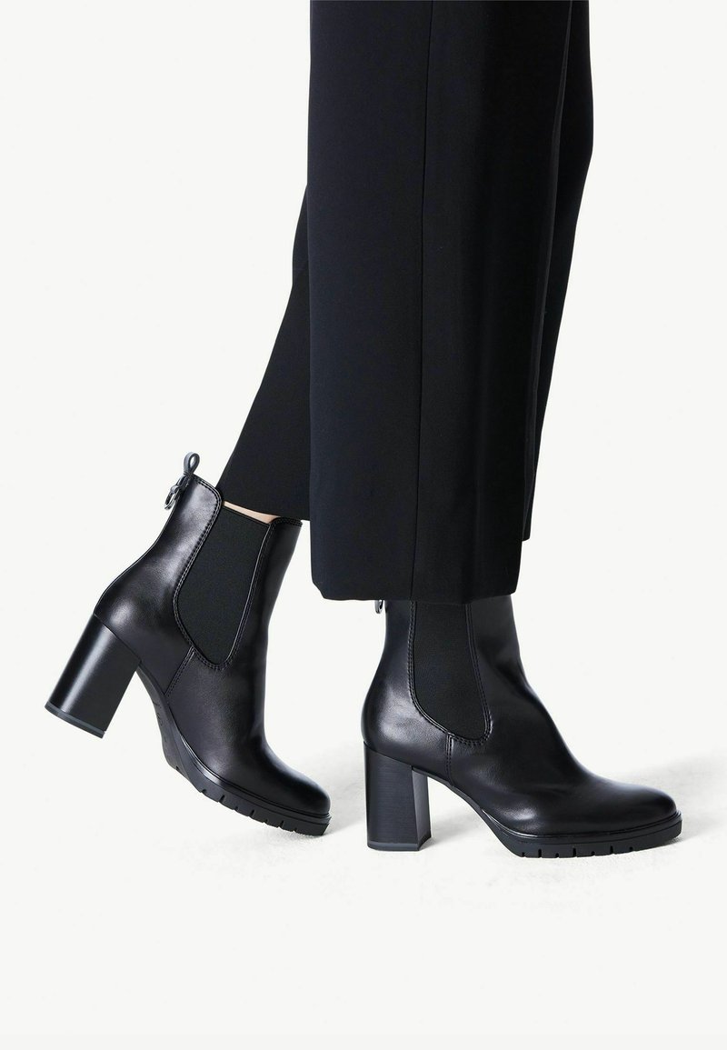 Tamaris CHELSEA - Stivaletti con plateau - black