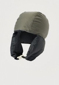 Zimní kožešinová čepice s olivově zeleným vrškem, černými vycpanými klapkami na uši a bílým popruhem se sponou na bradě na světlém pozadí.