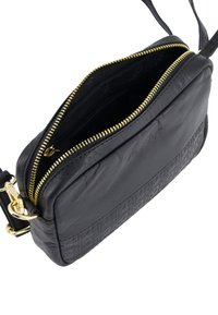 Sort læder crossbody taske med guld lynlås delvist åben, tekstureret forreste panel og justerbar skulderrem med guld hardware.