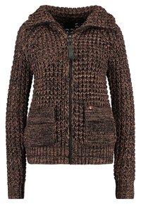Maglione lavorato a maglia in tonalità marroni terrose, con chiusura a zip, cappuccio e due tasche anteriori con dettagli a trama. Texture morbida e a coste.