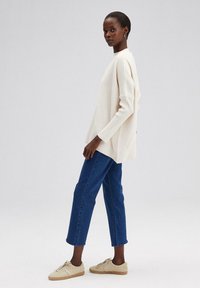 Touché Privé DROP SHOULDER - Stickad tröja - ecru