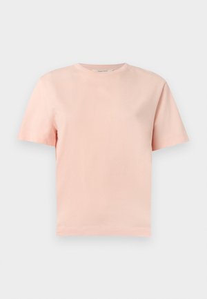 Camiseta de algodón de manga corta y cuello redondo en rosa claro, mostrada extendida sobre un fondo blanco.