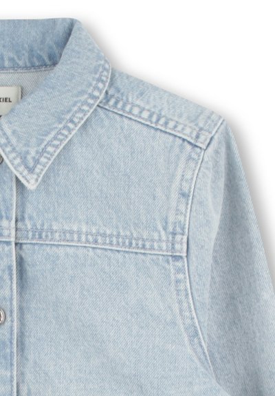 Lichtblauwe denimjack met een klassieke kraag, voor knopen en zichtbare stikseldetails. De stof heeft een gladde en licht vervaagde textuur.