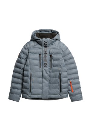 Giacca puffer grigia con cappuccio, dotata di tasche con zip nere, un pronunciato logo "SUPERDRY" sul davanti e dettagli con zip arancioni.