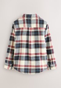 Langærmet ternet skjorte med et mønster i creme, marineblå og rød. Fremstillet af et blødt stof med rundet kant og manchetter med knapper.