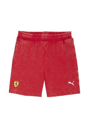 Shorts rouges avec une taille élastique, deux poches latérales, ornés d'un logo Ferrari jaune et d'un logo Puma blanc sur la jambe gauche.
