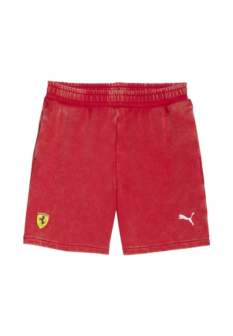 Pantalones cortos rojos con una cinturilla elástica, dos bolsillos laterales, con un logo amarillo de Ferrari y un logo blanco de Puma en la pierna izquierda.