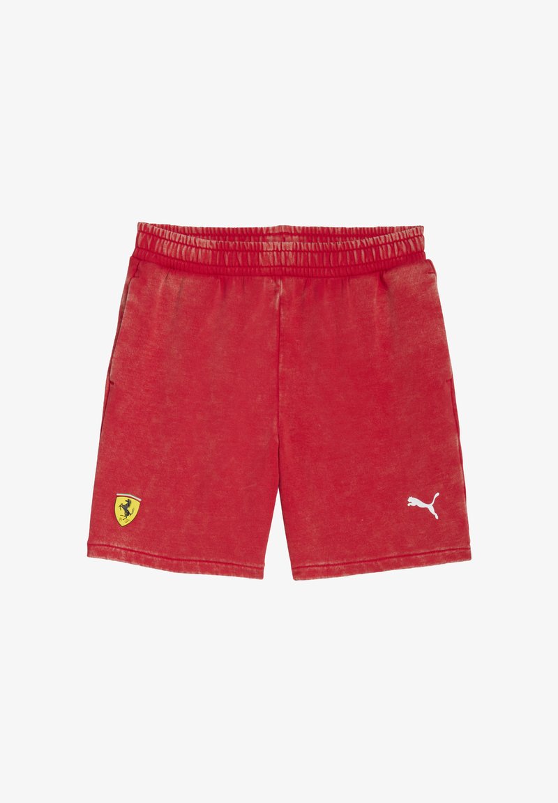 Shorts rouges avec une taille élastique, deux poches latérales, ornés d'un logo Ferrari jaune et d'un logo Puma blanc sur la jambe gauche.