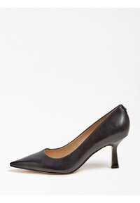 Escarpin en cuir noir avec un bout pointu et un talon de hauteur moyenne. Texture lisse avec un éclat subtil, doté d'un dos fermé et d'un détail minimaliste.