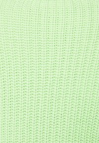Tessuto a maglia di colore verde chiaro, caratterizzato da un motivo testurizzato di righe verticali. Materiale morbido e flessibile con una leggera lucentezza.
