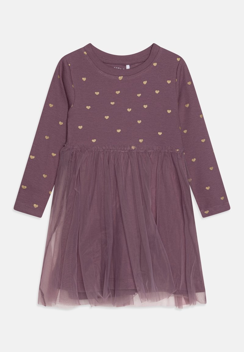 Robe à manches longues violette avec des motifs de cœurs dorés sur le haut et une superposition de jupe en tulle transparent.