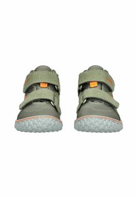 Zapatos para niños de color verde y malla, con dos correas ajustables de velcro, acentos naranjas y una suela de goma blanca texturizada.