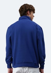 Blaues Baumwoll-Sweatshirt mit hohem Kragen, lockerer Passform und gerippten Bündchen. Glatte Textur und einfarbig, entworfen für legere Looks.