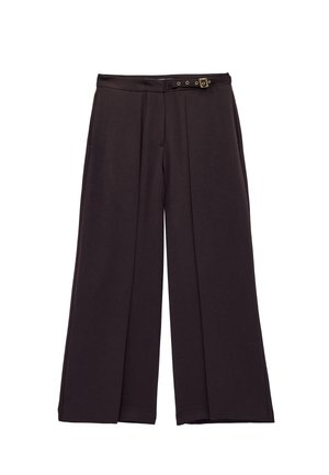 Czarne spodnie o szerokich nogawkach z wysokim stanem i drobnym paskiem z klamrą w pasie, pokazane na białym tle.