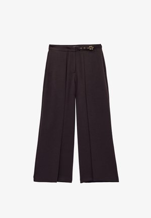 Zwarte wijde broek met een hoge taille en een klein gespdetail aan de tailleband, weergegeven tegen een witte achtergrond.