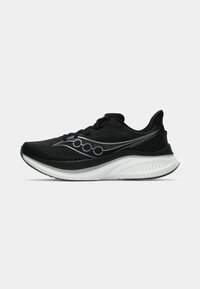 Chaussure de course noire et blanche avec une semelle rembourrée, un upper en mesh et le logo Saucony sur le côté, présentée sur un fond blanc uni.