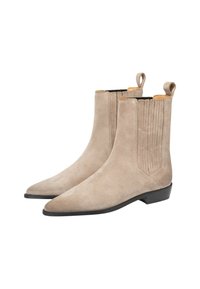 Stivali ankle in suede beige con punte affusolate, pannelli laterali elasticizzati e linguette posteriori; suole nere piatte e cuciture verticali per dettagli.