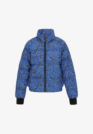 Blå pufferjakke med sort og gul leopardprint, høj krave, frontlynlås og sorte ribbede manchetter. Quiltet struktur.