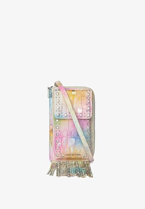 Bolso pequeño rectangular multicolor pastel para llevar cruzado con tachuelas plateadas, bolsillo delantero con solapa, cierre de cremallera y borlas con tachuelas en la parte inferior.