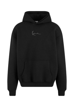 Sudadera negra con capucha, fabricada en un tejido suave, que presenta un bolsillo canguro en la parte frontal y un logo plateado en el pecho. Diseño clásico con puños de canalé.