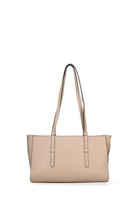 Borsa tote in pelle beige con due manici lunghi, forma strutturata, cuciture visibili e texture liscia. Nessun ulteriore hardware o accentuazione.