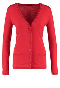 Röd, långärmad cardigan i mjukt material. Har V-ringning, knäppning fram och två framfickor. Slät textur och figurnära design.