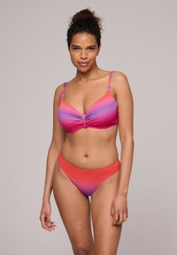 Tvådelad bikini-set med en twist-fram topp i gradation från rosa till röd, och matchande botten. Tyget har en texturerad yta.