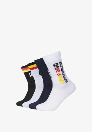Quatre paires de chaussettes mi-mollet en noir, blanc, marine et blanc avec le texte « CAMP DAVID SOCCER WORLD CUP » et des rayures rouges, jaunes et noires sur les poignets.
