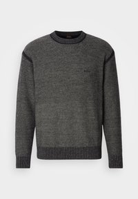 Pull gris foncé en maille à col rond avec poignets et ourlet côtelés, petit logo "BOSS" sur la poitrine gauche.