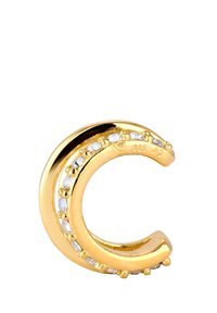 Guldtonet ørering formet som et "C" med et buet design, forsynet med klare krystaller langs kanten for ekstra detalje.
