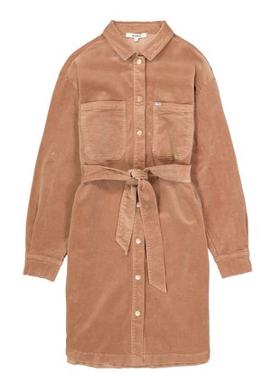 Vestido camisa de pana en marrón claro, con cuello, botones en el frente, dos bolsillos en el pecho, mangas largas y un cinturón de tela en la cintura.
