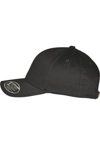 Sort baseball cap lavet af stof med en struktureret krone. Bøjet skygge, seks broderede ventilationshuller og et logo-patch på siden.