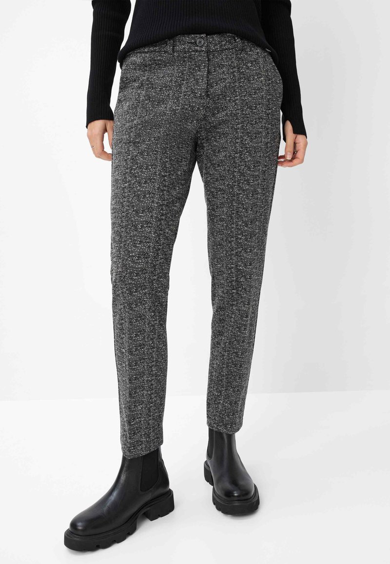 Graue Fischgrat-Hosen mit strukturiertem Finish, mit Knopfverschluss, seitlichen Taschen und schmalem Bein-Design, kombiniert mit schwarzen Knöchelstiefeln.