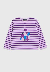 Chemise à manches longues violette avec des rayures horizontales de différentes nuances, dotée d'un design graphique coloré au centre et d'un col à bouton.
