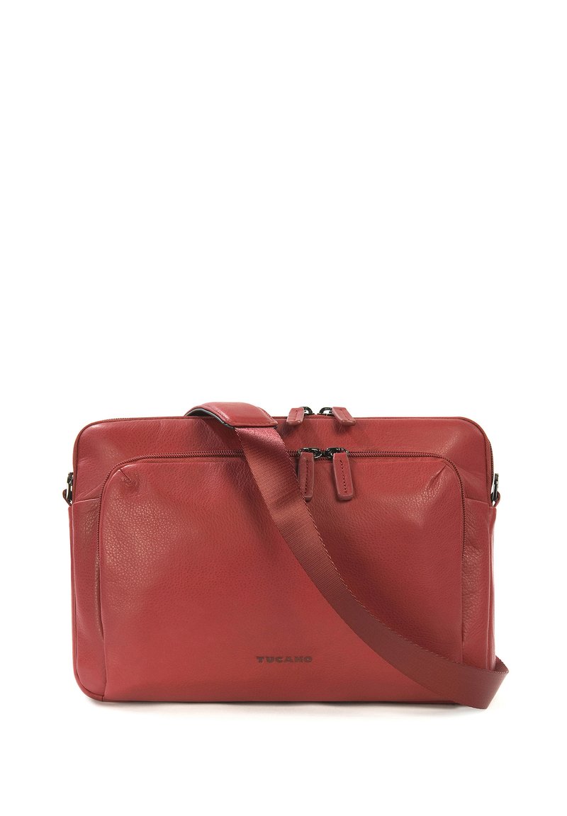 Borsa a spalla in pelle rossa con una texture liscia, compartimenti con doppia cerniera e una tracolla in tessuto regolabile. Presenta il logo del marchio in rilievo sulla parte anteriore.