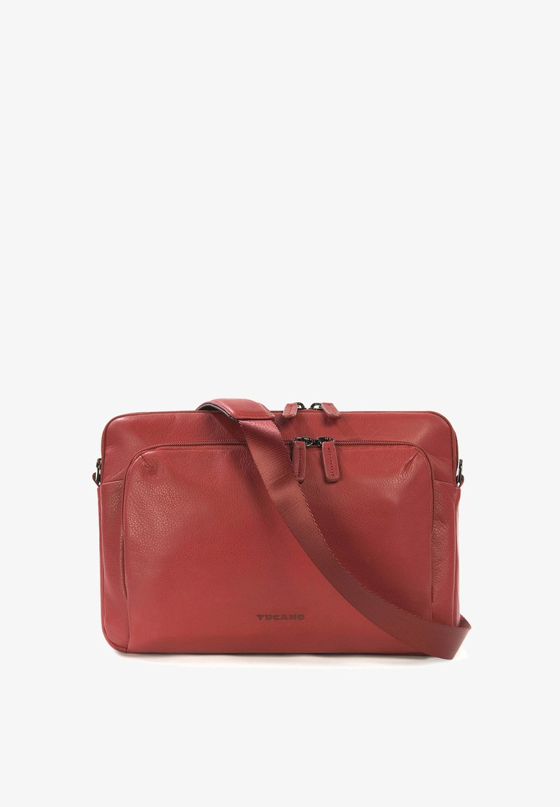 Borsa a spalla in pelle rossa con una texture liscia, compartimenti con doppia cerniera e una tracolla in tessuto regolabile. Presenta il logo del marchio in rilievo sulla parte anteriore.