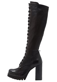 Stivali alti in pelle nera, con tacco alto e chunky, dotati di occhielli metallici e lacci laterali, finitura testurizzata e punta arrotondata.