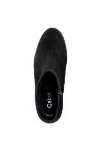 Bottines en suède noir avec un bout arrondi, une fermeture éclair latérale et une semelle texturée. Marque Gabor visible à l'intérieur de la chaussure.