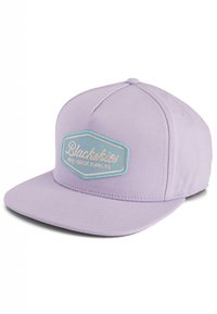 Fialová snapback čiapka s plochým okrajom, s svetlomodrou nášivkou a bielym textom "Blackskies High-Grade Supplies" vyšitým na prednej strane.