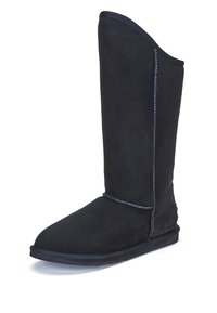 Vysoké černé semišové boty s křivým horním okrajem, vyztuženými švy a plochou gumovou podrážkou. Hladký povrch bez viditelných vzorů nebo akcentů.