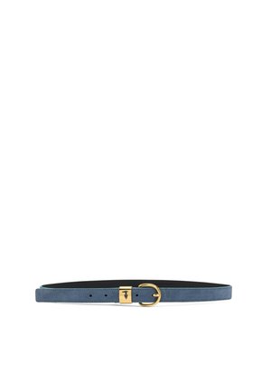 Ceinture en daim bleu avec boucle et ardillon dorés, ornée d'un petit détail en forme de silhouette découpée près de la boucle.