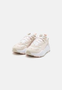 Rosa och beige sneakers med en texturerad ovandel, vita snören och en tjock, vadderad sula med rosa detaljer och perforerade inslag.