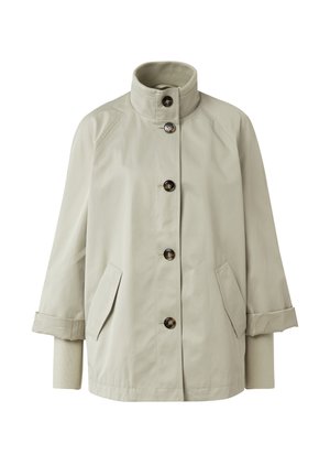 Beżowa, wodoodporna kurtka z wysokim kołnierzem, czterema guzikami i dwoma przednimi kieszeniami. Posiada ściągacze na mankietach oraz luźny fason.