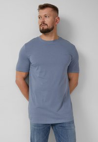 Lichtblauw, kort-sleeve t-shirt gemaakt van zachte katoen. Klassiek ronde hals ontwerp met minimale branding op de borst. Casual fit.